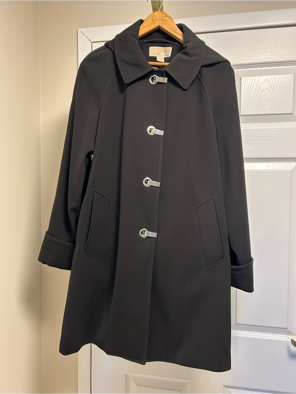Michael Kors Hooded Black Peacoat
Pockets Silver Hook Clasp Coat
Womens Small